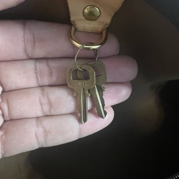 KEEPALL 45 LOUIS VUITTON
DUFFLE TRAVEL WEEKENDER BAG
CROSSBODY DUFFLE BAG/BOX - Picture 6 of 16